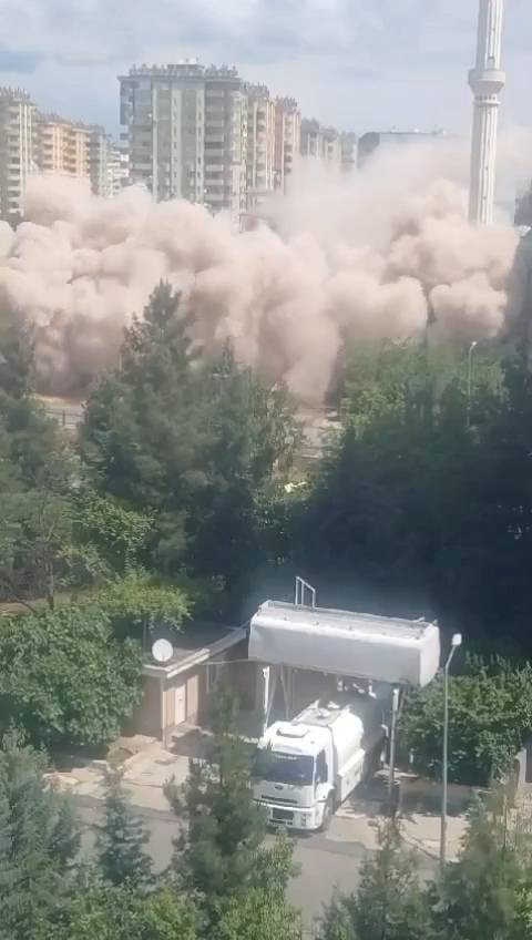 Diyarbakır’da depremde ağır hasar alan 12 katlı bina, yıkım sırasında çöktü 1